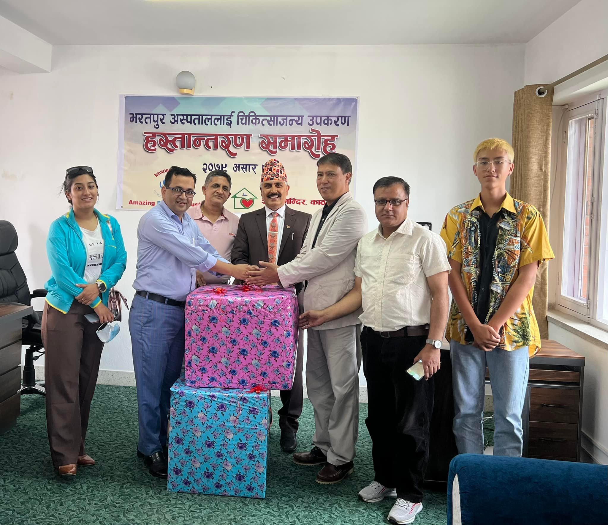 अस्ट्रेलियाका नेपालीहरूको संस्था अम्याजिङ प्यारेन्टसले उपलब्ध गराएको रगत परीक्षण गर्ने उपकरण हस्तान्तरण