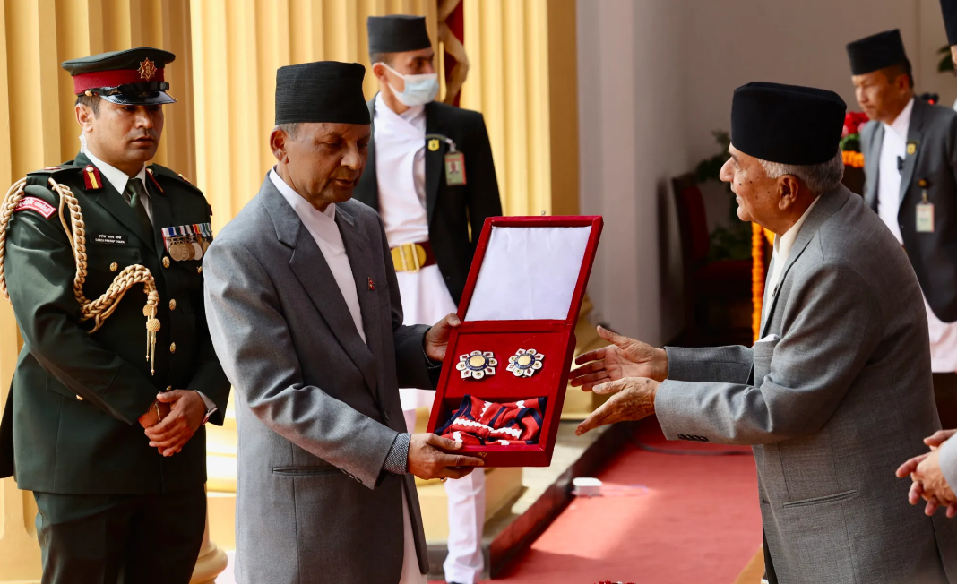 विभिन्न क्षेत्रमा योगदान पुर्‍याएका व्यक्ति विभूषित