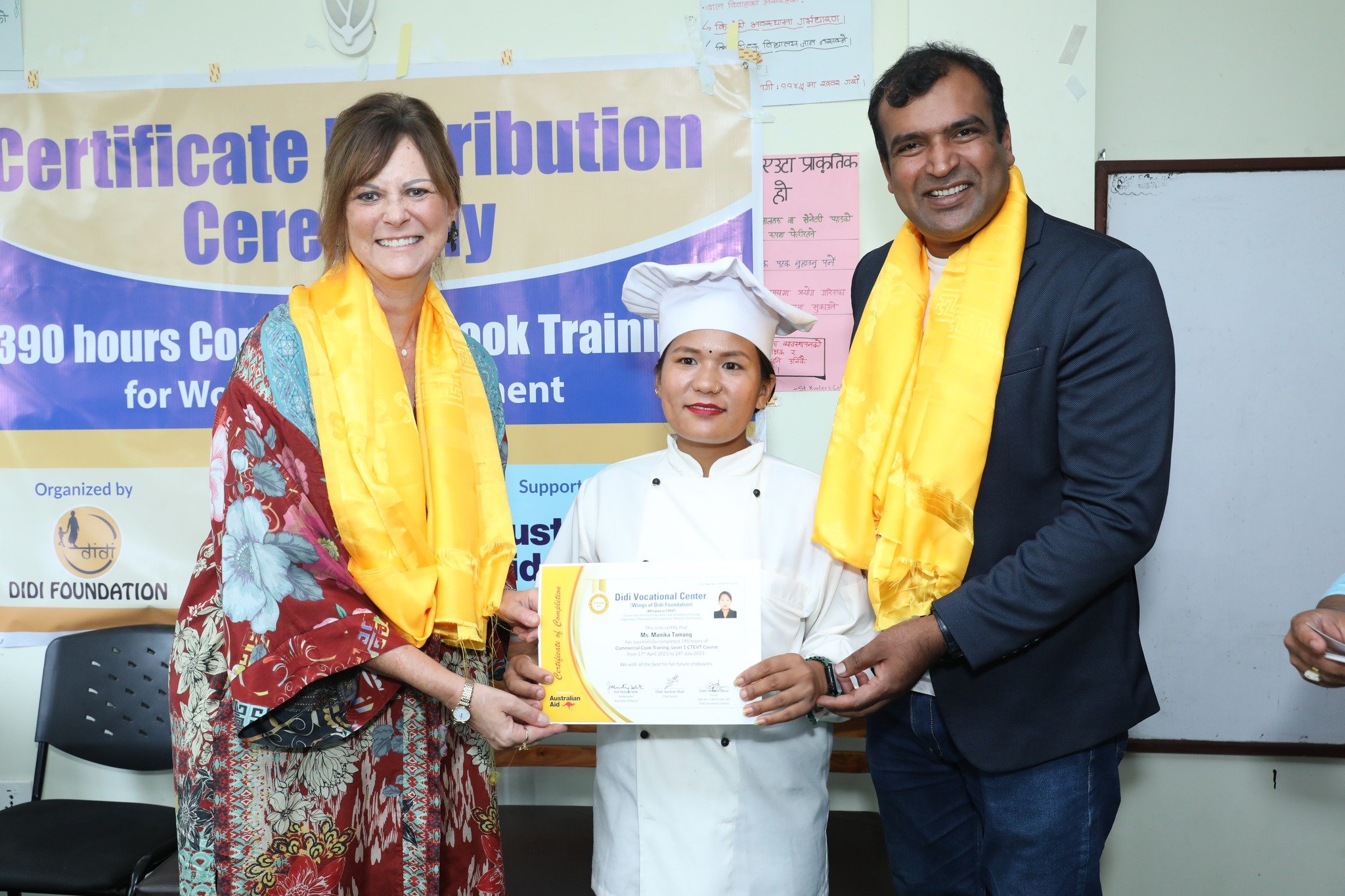 खाना पकाउने तालिमका सहभागीलाई अस्ट्रेलियन राजदूत भोल्क र मास्टर सेफ शाहद्वारा प्रमाणपत्र वितरण