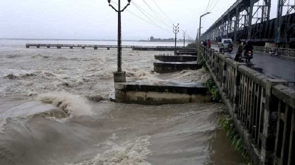 कोशी नदीमा पानीको बहाव ३४ वर्षयताकै उच्च, ५६ वटै ढोका खोलियो