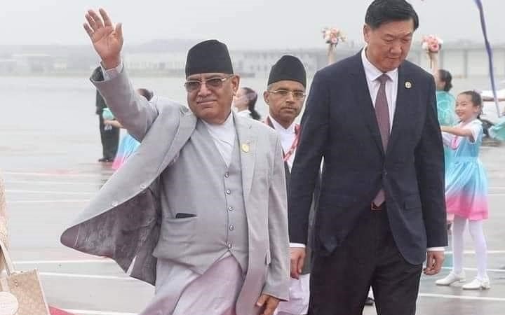चीन भ्रमणका क्रममा प्रधानमन्त्री दाहाल बेइजिङ पुगे