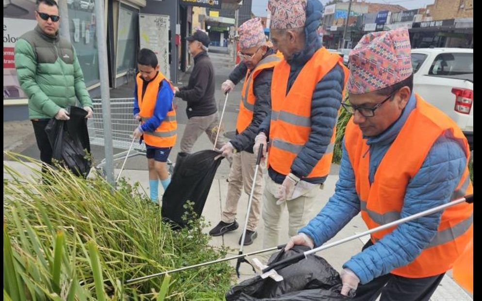 ढाका टोपी लगाएर मेलबर्नको ग्लेनरोयमा सरसफाइमा जुटे नेपालीहरू (फोटो फिचर)